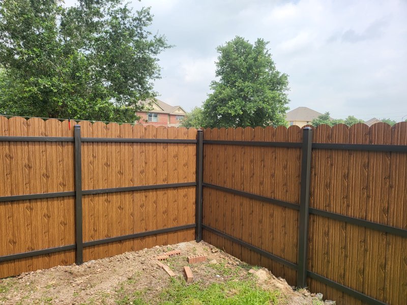 Wood-grain Dura Fence corner installed by our crew