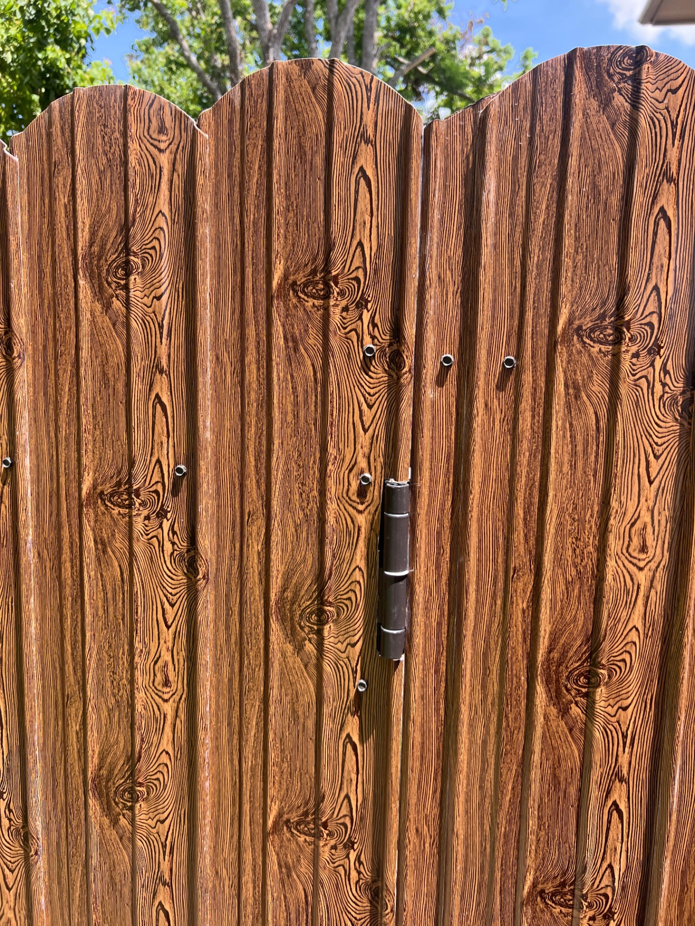 Wood-grain Gate Detail