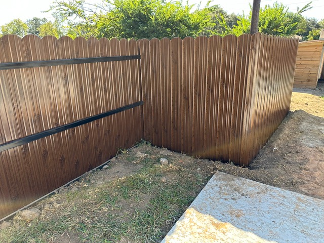 Wood-grain Dura fence installed in Houston TX